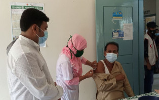 সালথা দ্বিতীয় ধাপে করোনা টিকা নেওয়ার আগ্রহ বেড়েছে
