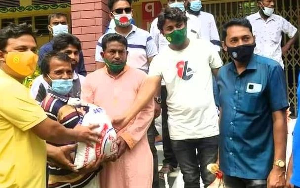 সালথায় অসহায় কর্মহীন মানুষের মাঝে যুবলীগ নেতাদের খাদ্যসামগ্রী বিতরণ