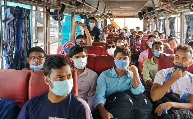 বিশ্ববিদ্যালয় বাসে বাড়ি ফিরছেন আটকে পড়া ইবি শিক্ষার্থীরা