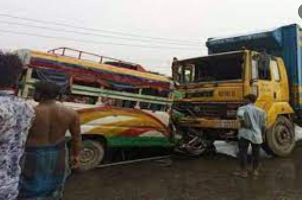 কাভার্ডভ্যান-লেগুনার মুখোমুখি সংঘর্ষে ৩ জন নিহত