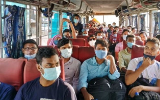 বিশ্ববিদ্যালয় বাসে বাড়ি ফিরছেন আটকে পড়া ইবি শিক্ষার্থীরা
