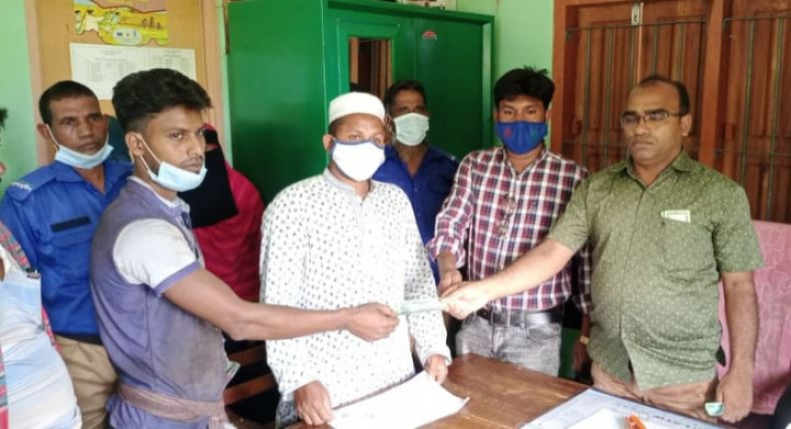 উপনেতার পক্ষে সালথায় মাহিন্দ্র চালকদের মধ্যে নগদ অর্থ বিতরণ