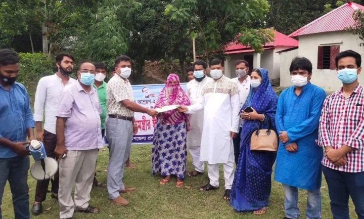সালথায় গৃহহীনদের মাঝে প্রধানমন্ত্রীর ঈদ উপহার বিতরণ