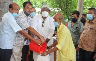 হতদরিদ্রদের মাঝে মেয়র এসএম নজরুল ইসলামের ত্রাণ বিতরণ