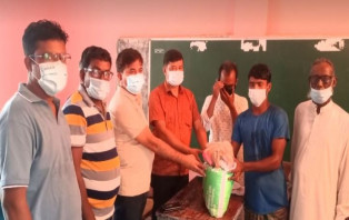 লাবু চৌধুরীর পক্ষ থেকে সালথায় ঈদের খাদ্যসামগ্রী বিতরণ