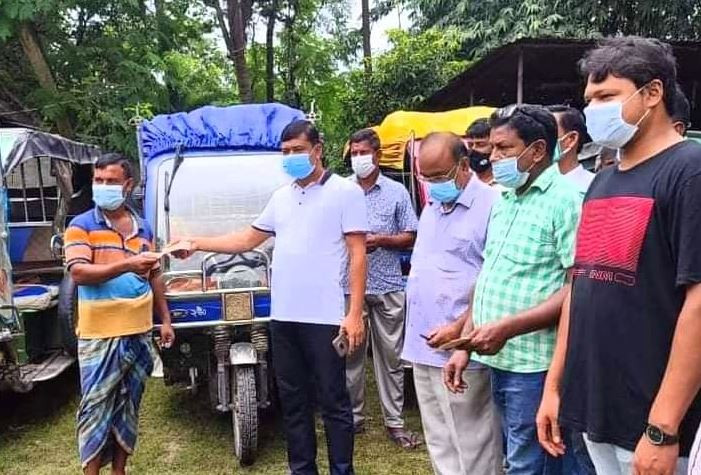 লাবু চৌধুরীর পক্ষে ইজিবাইক চালকদের মাঝে ঈদ উপহার বিতরণ