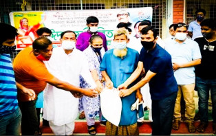 উল্লাপাড়ায় তানভীর ইমাম এমপির ঈদ উপহার বিতরণ 
