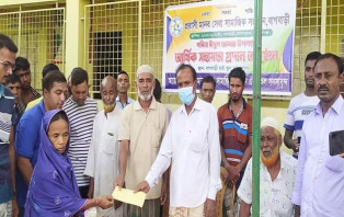 কামারখন্দে দুস্থদের মাঝে নগদ অর্থ বিতরণ করলেন প্রবাসী মানবসেবক সংগঠন 