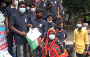 সদরপুরে বন্ধন ফাউন্ডেশনের ঈদ উপহার বিতরণ