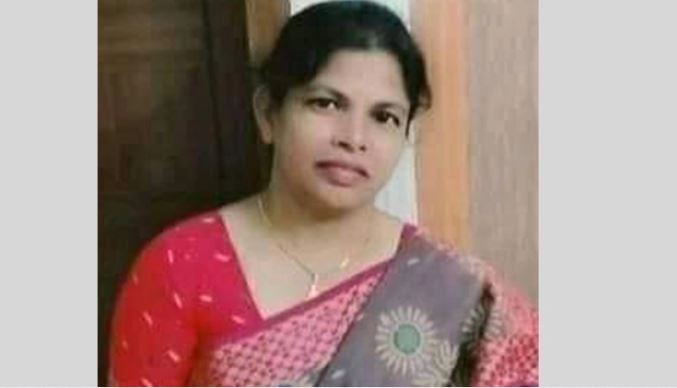মোটরসাইকেলে শাড়ির আঁচল পেঁচিয়ে শিক্ষিকার মৃত্য