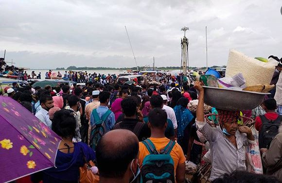 শিল্পকারখানা খোলার খবরে ঢাকামুখী মানুষের স্রোত