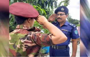 সেনা কর্মকর্তা মেয়ের সঙ্গে যখন দেখা হলো পুলিশ কর্মকর্তা বাবার