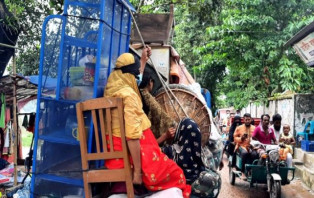 করোনাকালে চাকরি হারিয়ে ১৮ বছর পর বাড়ি ফিরলেন সখিনা
