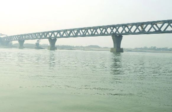 পদ্মা সেতুর নিচ দিয়ে ভারী যানবাহন নিয়ে ফেরি চলাচল বন্ধ