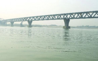 পদ্মা সেতুর নিচ দিয়ে ভারী যানবাহন নিয়ে ফেরি চলাচল বন্ধ