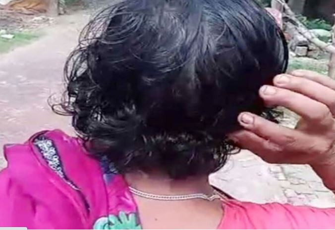 ইট চুরির অপবাদ দিয়ে গৃহবধূর চুল কেটে দিলো প্রতিবেশী