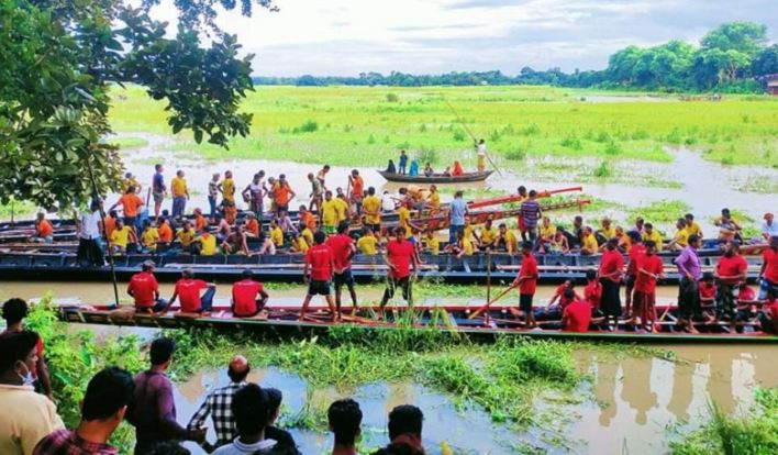 সদরপুরের খেজুরতলায় ঐতিহ্যবাহী নৌকা বাইচ প্রতিযোগিতা অনুষ্ঠিত
