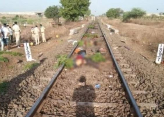 পাবজি গেম খেলতে খেলতে ট্রেনের নিচে ৪ কিশোর