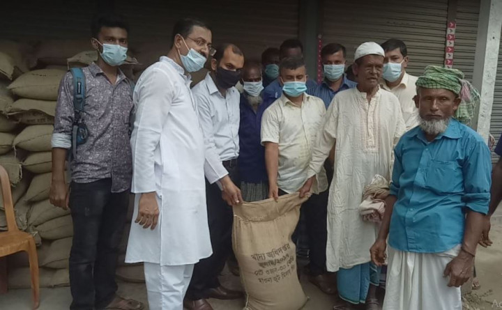 সদরপুরে নদী ভাঙ্গন ও বন্যা কবলিত শতাধিক পরিবারের মাঝে ত্রান বিতরণ 