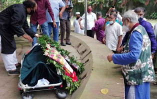 বাংলা একাডেমি প্রাঙ্গণে বুলবুল চৌধুরীর মরদেহ