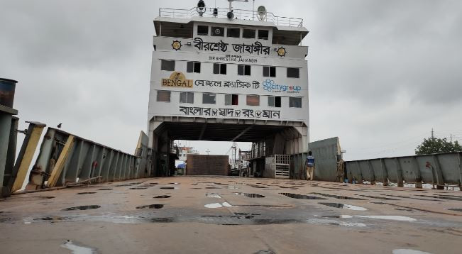 পদ্মা সেতুর স্প্যানে ফেরির ধাক্কা, ঘটনাস্থলে ছুটে যাচ্ছেন সেতুমন্ত্রী