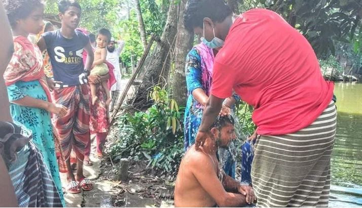 ১০১ কলস পানি দিয়ে গোসল করানো হলো যুবককে 