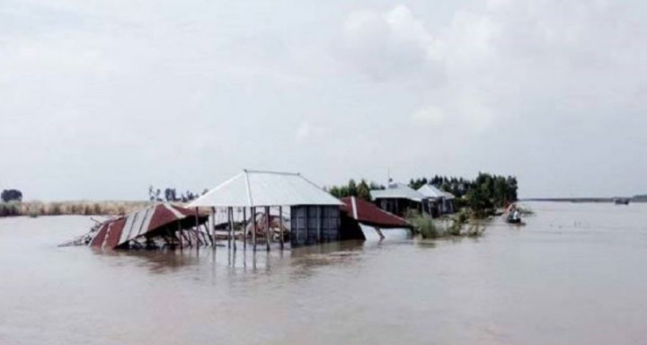 সিরাজগঞ্জে বন্যায় ২৮টি ইউনিয়নের লক্ষাধিক মানুষ পানিবন্দী