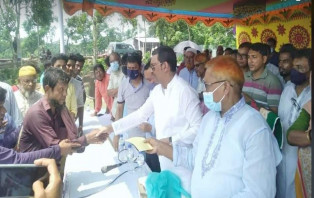নগরকান্দায় সংসদ উপনেতার পক্ষে ডেউটিন ও নগত অর্থ  বিতরণ