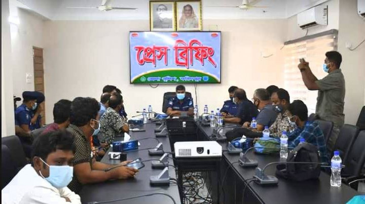 ফরিদপুরে হত্যার রহস্য উদঘাটনসহ পৃথক ঘটনায় পুলিশের সংবাদ সম্মেলন