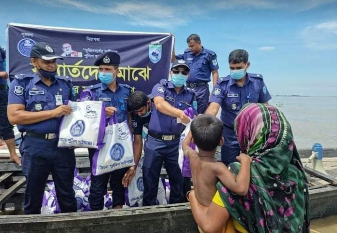গাইবান্ধা জেলা পুলিশের পক্ষ থেকে দুই শতাধিক বন্যার্ত পরিবারের মাঝে শুকনা খাবার ও ত্রাণ বিতরণ
