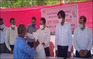 সদরপুরে নদী ভাঙনে ক্ষতিগ্রস্থ পরিবারের মাঝে প্রধানমন্ত্রীর উপহার সামগ্রী বিতরণ
