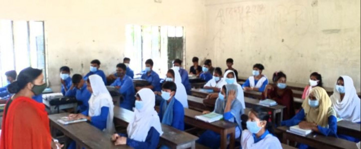 সালথায় ১বছর ৫ মাস পরে স্বাস্থ্যবিধি মেনে চালু হলো স্কুলের পাঠদান 