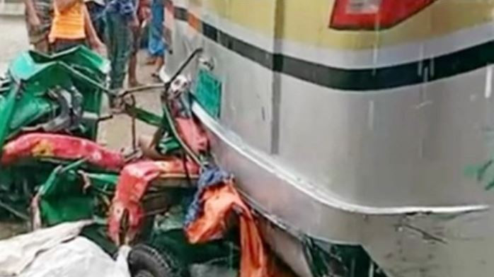 কুমিল্লায় বাসচাপায় অটোরিকশার ৪ যাত্রী নিহত