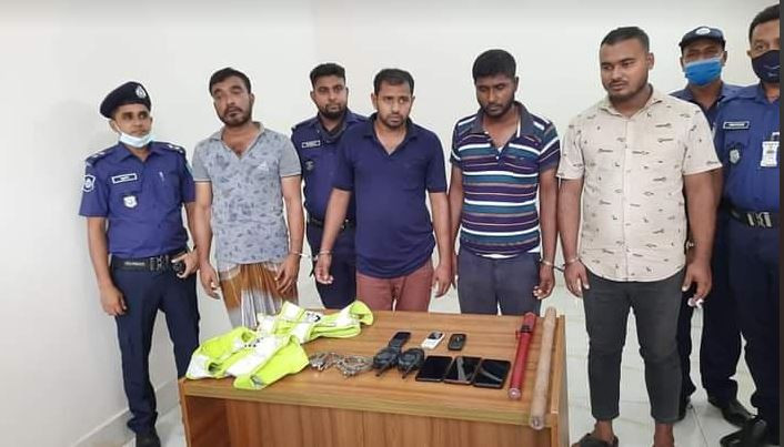 ফরিদপুরে পুলিশের বিশেষ অভিযানে ৪ ডাকাত আটক