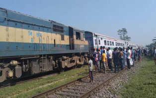 দুই ট্রেন মুখোমুখি, অল্পের জন্য রক্ষা হাজারও যাত্রী