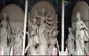সদরপুরে ৪৪টি পূজামন্ডবে প্রতিমা তৈরিতে মৃৎ শিল্পিরা ব্যস্ত সময় পার করছে 