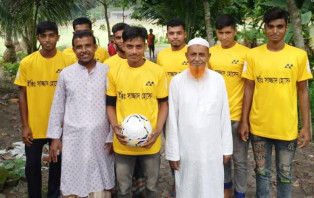 সালথায় খেলার সামগ্রী নিয়ে যুবকদের পাশে ক্রীড়া প্রেমী তোতা মিয়া