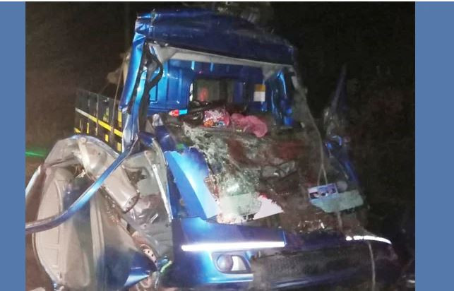 দাঁড়িয়ে থাকা পিকআপভ্যানে বালুবাহী ট্রাকের ধাক্কায় নিহত ৩