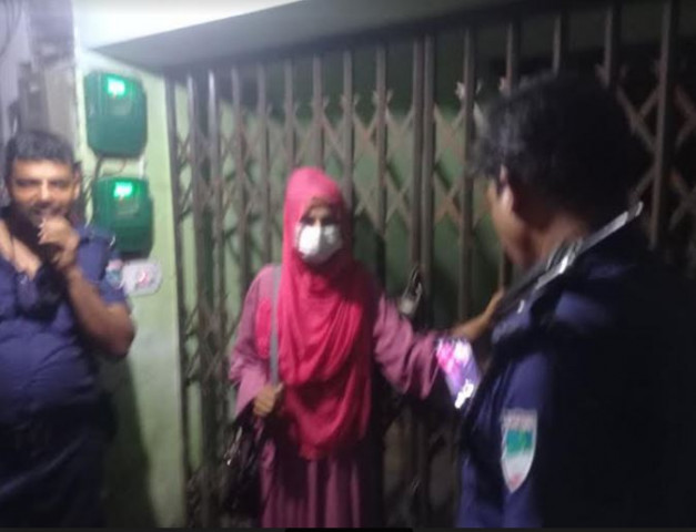 প্রেমিক পুলিশের বাড়িতে অনশন করছে  প্রেমিকা, প্রেমিকাকে বেধড়ক পিটিয়ে জখমের অভিযোগ!
