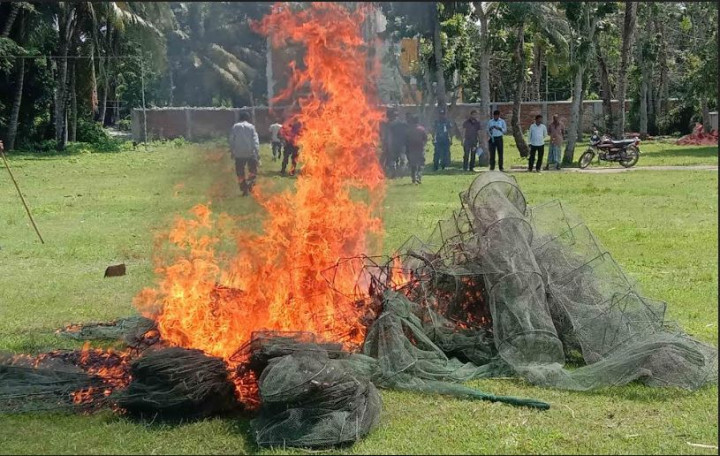 আগুনে পোড়ানো হলো লক্ষাধিক টাকার কারেন্ট জাল 
