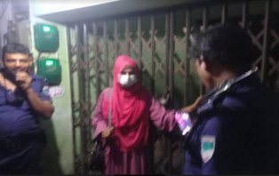 প্রেমিক পুলিশের বাড়িতে অনশন করছে  প্রেমিকা, প্রেমিকাকে বেধড়ক পিটিয়ে জখমের অভিযোগ!
