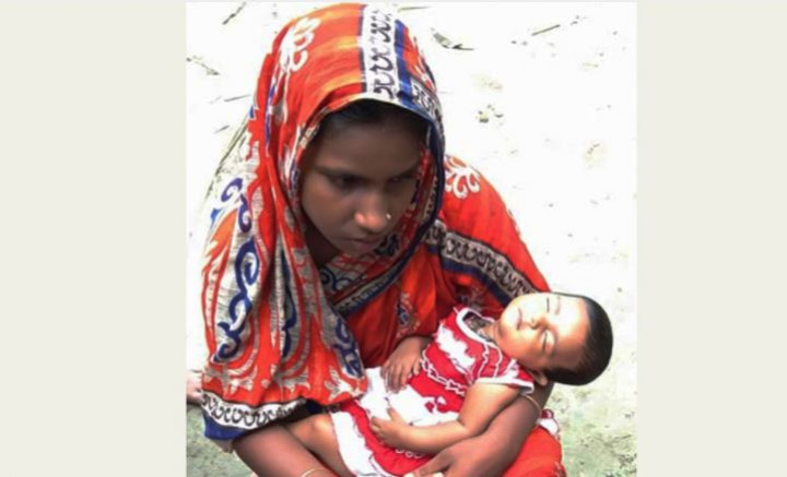 পদ্মায় নৌকাডুবি: বস্তা ধরে ৪ মাসের শিশুসহ ভেসে ছিলেন সাবানা