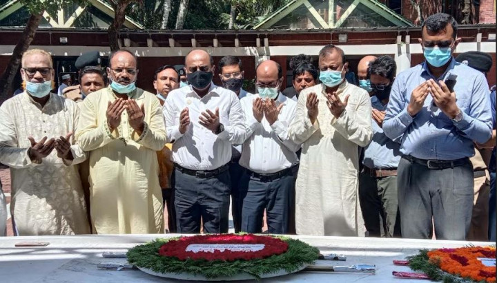 বঙ্গবন্ধুর সমাধিতে মাদকদ্রব্য নিয়ন্ত্রণ অধিদপ্তরের মহা-পরিচালকের শ্রদ্ধা