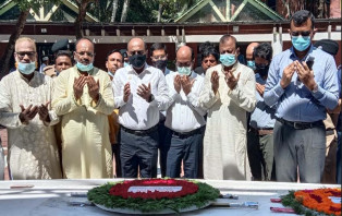 বঙ্গবন্ধুর সমাধিতে মাদকদ্রব্য নিয়ন্ত্রণ অধিদপ্তরের মহা-পরিচালকের শ্রদ্ধা