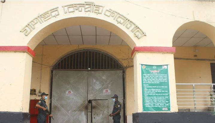 দুইজনের ফাঁসি রাতে, খাওয়ানো হলো পছন্দের খাবার ইলিশ-গরুর কলিজা