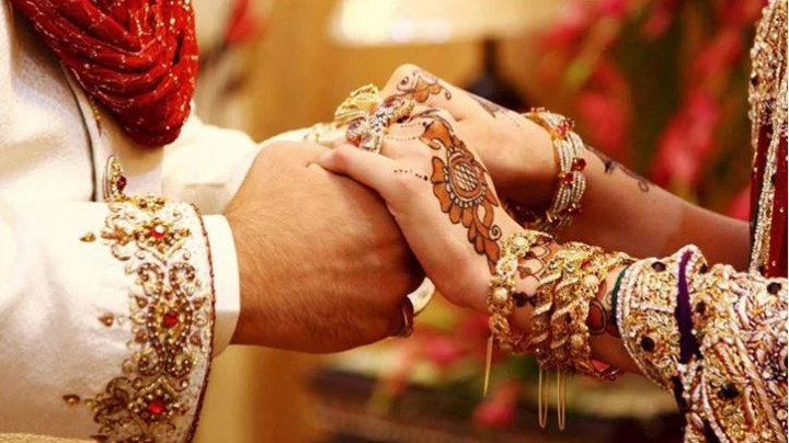 প্রেমিকের বাবাকে বিয়ে করলেন তরুণী!