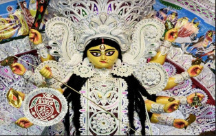 গোপালগঞ্জে শেষ রং তুলির আঁচড়ে দূর্গা মায়ের মুখে হাসি