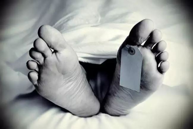 সন্তানরা ঘুম থেকে উঠে দেখে বাবা-মায়ের লাশ