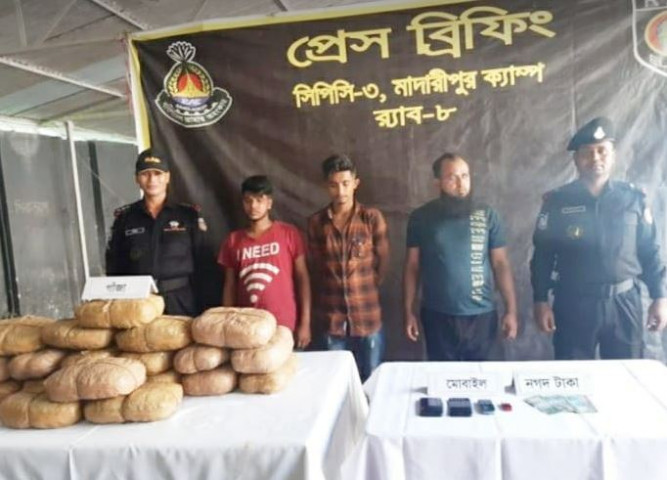 মাদারীপুরে ৩৯ কেজি গাঁজাসহ ৩ মাদক ব্যবসায়ী আটক