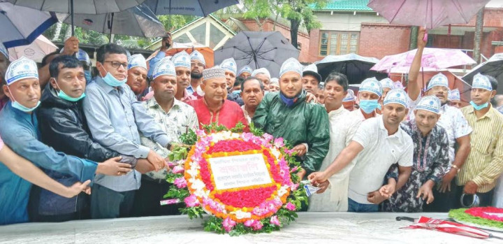 বঙ্গবন্ধুর সমাধিতে প্রাথমিক বিদ্যালয় শিক্ষক সমিতির শ্রদ্ধা 